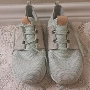 NEW BALANCE teal pre loved running sneakers, size 9